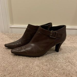 Heeled brown booties